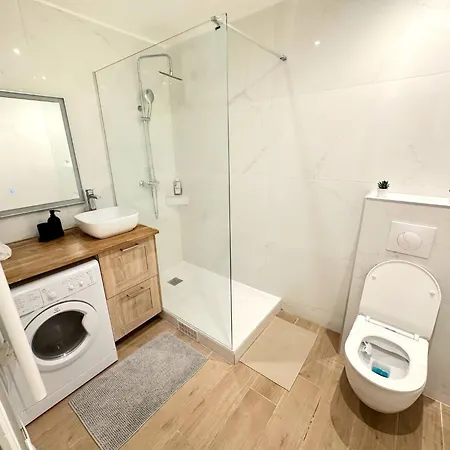 Апартаменты Bright Haven Between Champs Lyse And Trocadero Париж